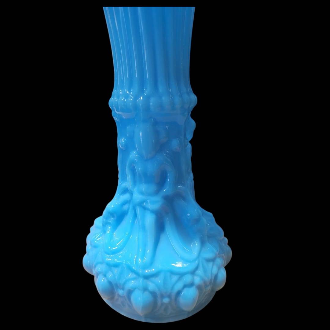 Detalle de figura victoriana en jarrón de opalina azul turquesa siglo XIX estilo Napoleón III, pieza decorativa clásica y coleccionable.