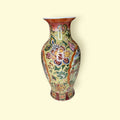 Detalle floral del jarrón de porcelana china pintado a mano.
