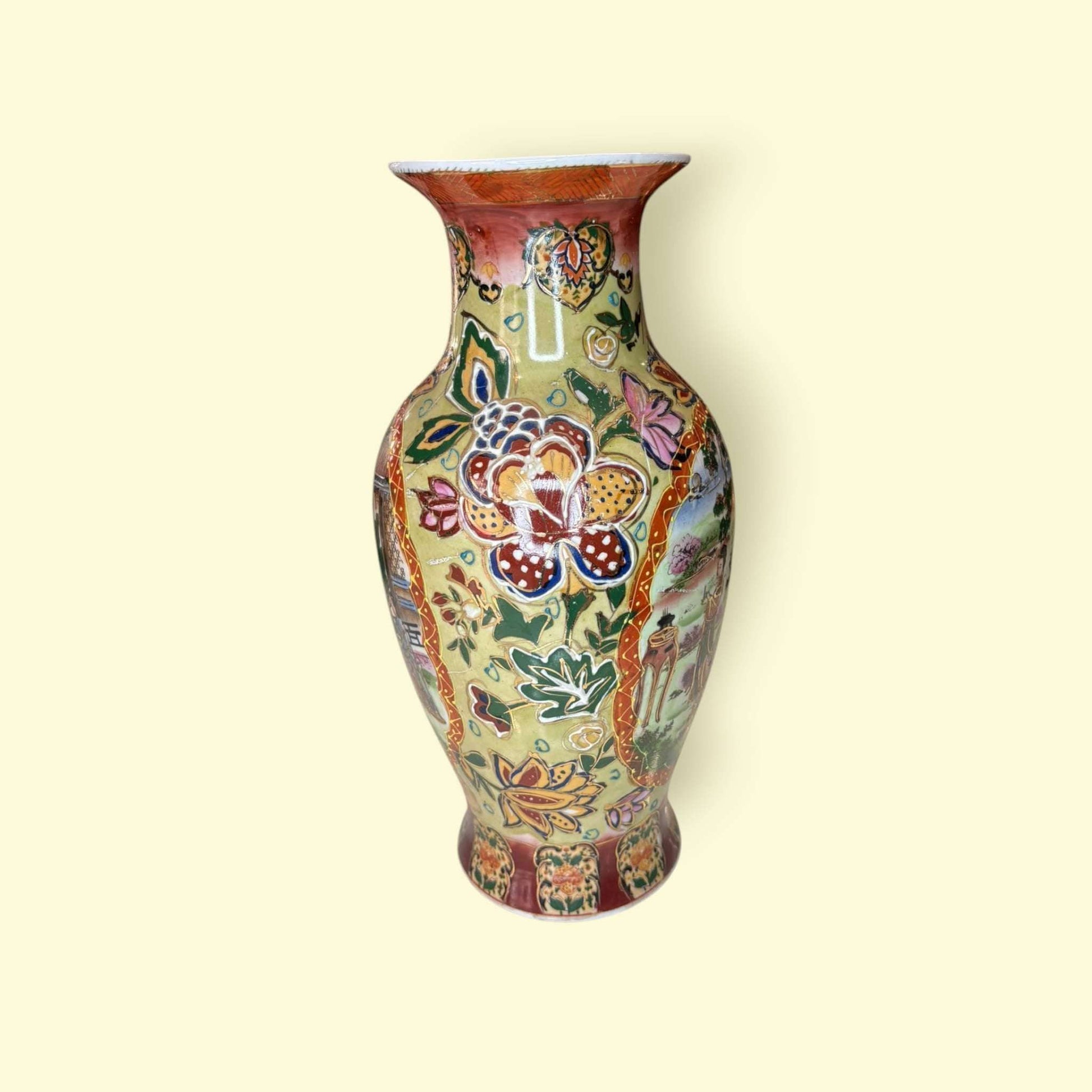 Detalle floral del jarrón de porcelana china pintado a mano.