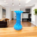 Jarrón de opalina azul turquesa siglo XIX estilo Napoleón III con relieves victorianos, ideal para decoración vintage en interiores modernos.