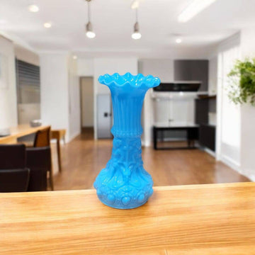 Jarrón de opalina azul turquesa siglo XIX estilo Napoleón III con relieves victorianos, ideal para decoración vintage en interiores modernos.