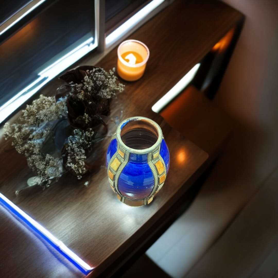 Detalle del esmaltado azul brillante del jarrón de cerámica esmaltada