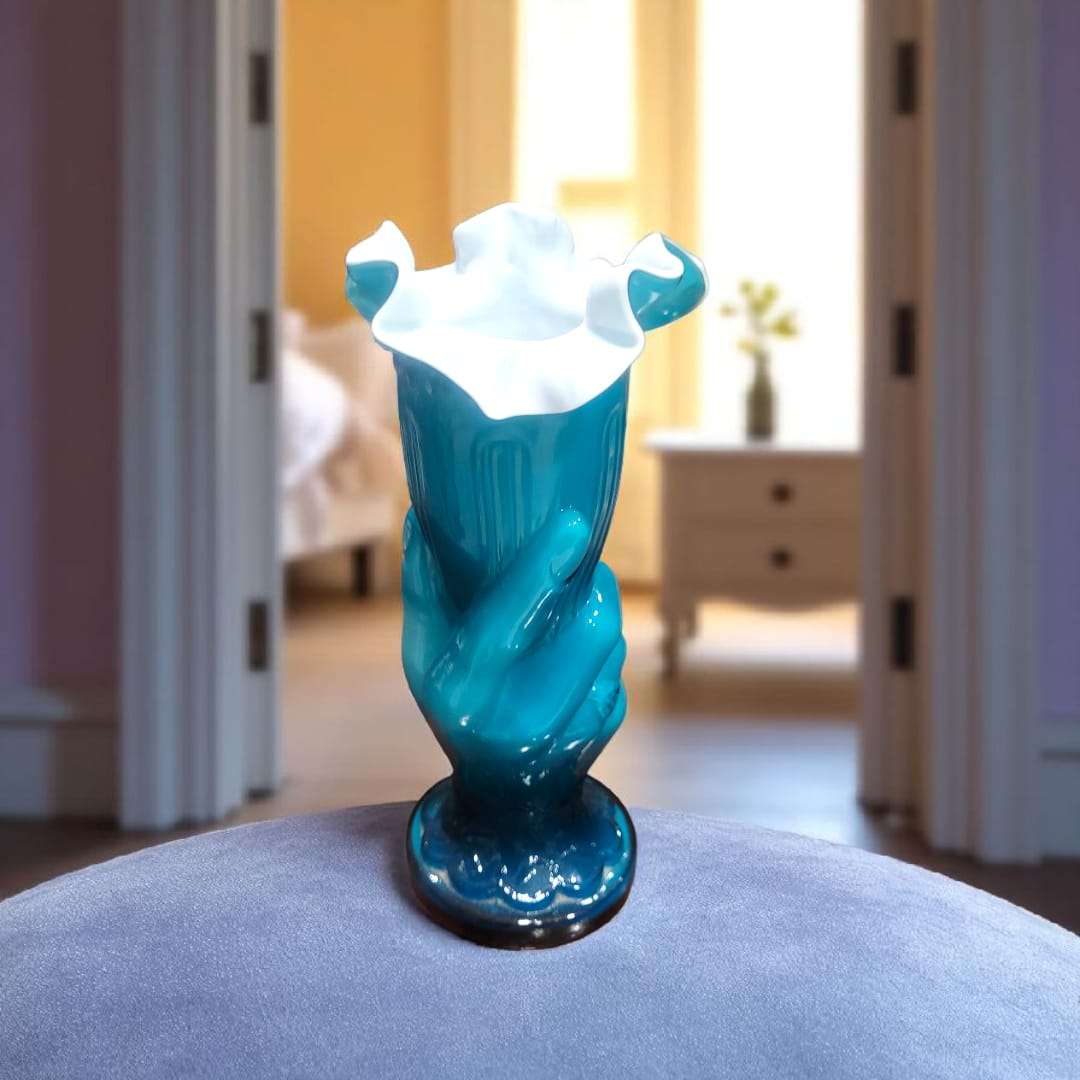 Florero de cristal azul con interior blanco, boca ondulada como flor abierta