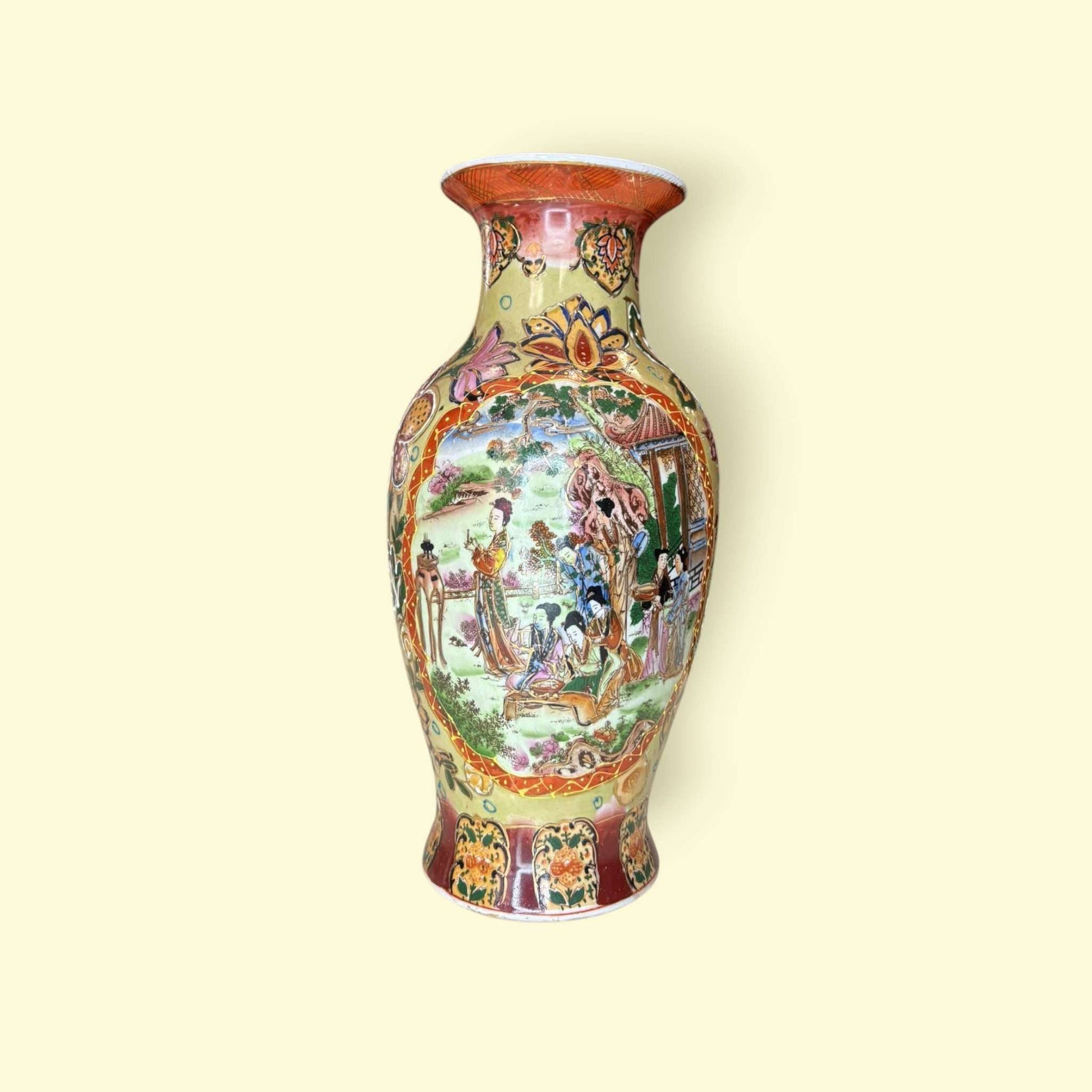 Escena oriental con figuras y paisaje en jarrón de porcelana china.