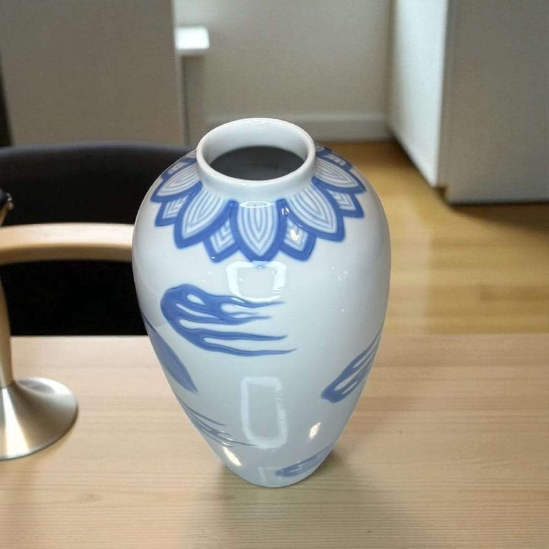 Florero - Jarrón Lladró porcelana dragón chino con diseño azul sobre fondo blanco, pieza de decoración única para hogar elegante.