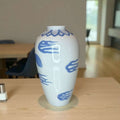 Vista trasera del Florero - Jarrón Lladró porcelana dragón chino con motivos de llamas azules, decoración artística para interiores.