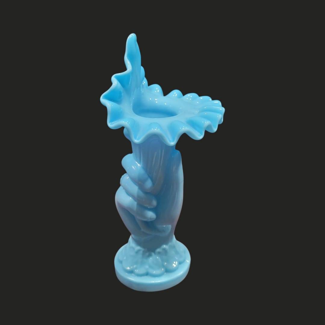 Florero de opalina azul con forma de mano sosteniendo un cuenco ondulado, estilo vintage de los años 60 para decoración de interiores.