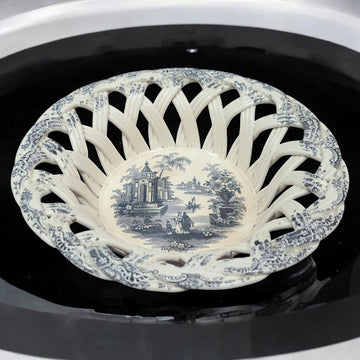 Frutero Pickman de cerámica calada del siglo XIX con diseño azul sobre fondo blanco, ideal para decoración vintage en el hogar.