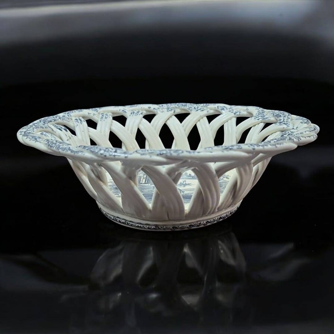 Frutero de cerámica calada Pickman, pieza única del siglo XIX con detalles en azul, perfecto para añadir un toque clásico y elegante.