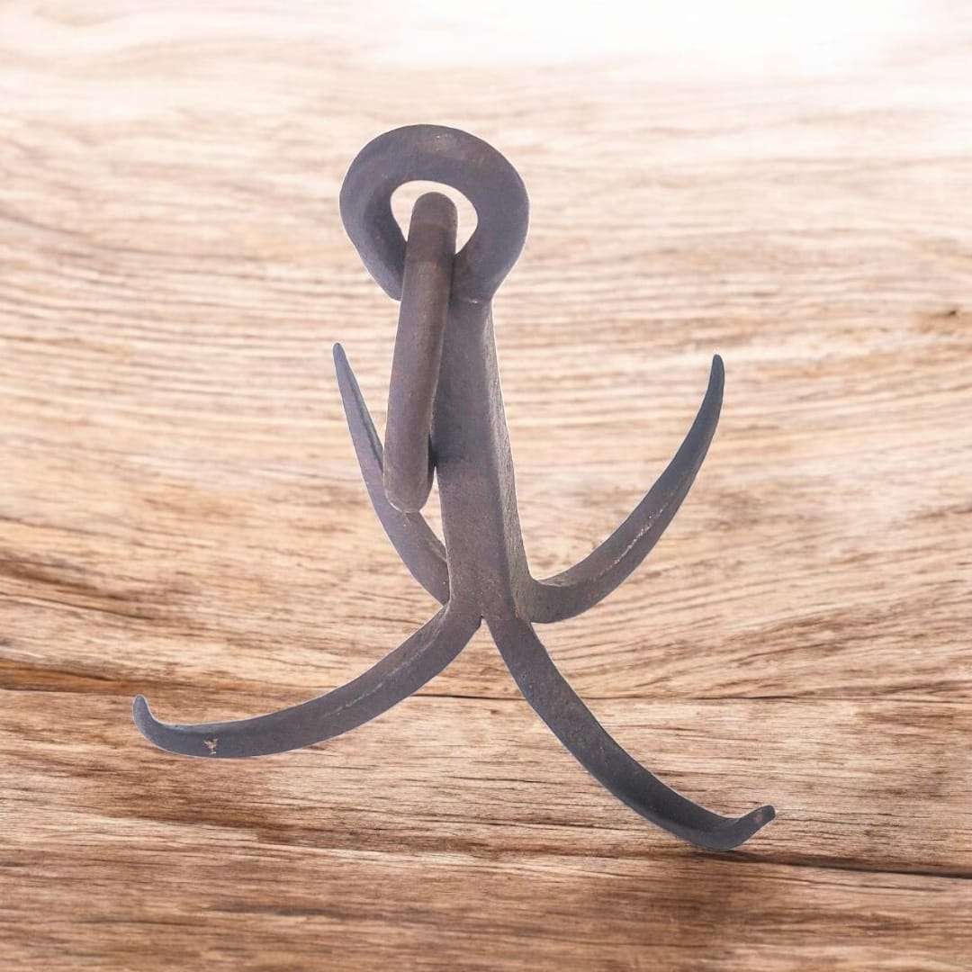 Detalle de la anilla doble del gancho, ideal para colgarlo con cuerda o cadena.