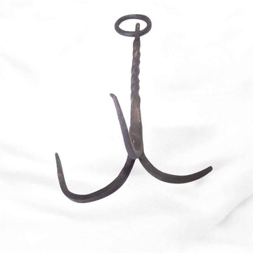 El gancho garabato de forja de tres patas es una pieza antigua forjada completamente a mano en hierro macizo, con un diseño que fusiona resistencia, técnica y arte utilitario.