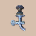 Grifo de aguamanil antiguo en metal cromado con rosca clásica y diseño curvo, ideal para decoración vintage en hogar o jardín.