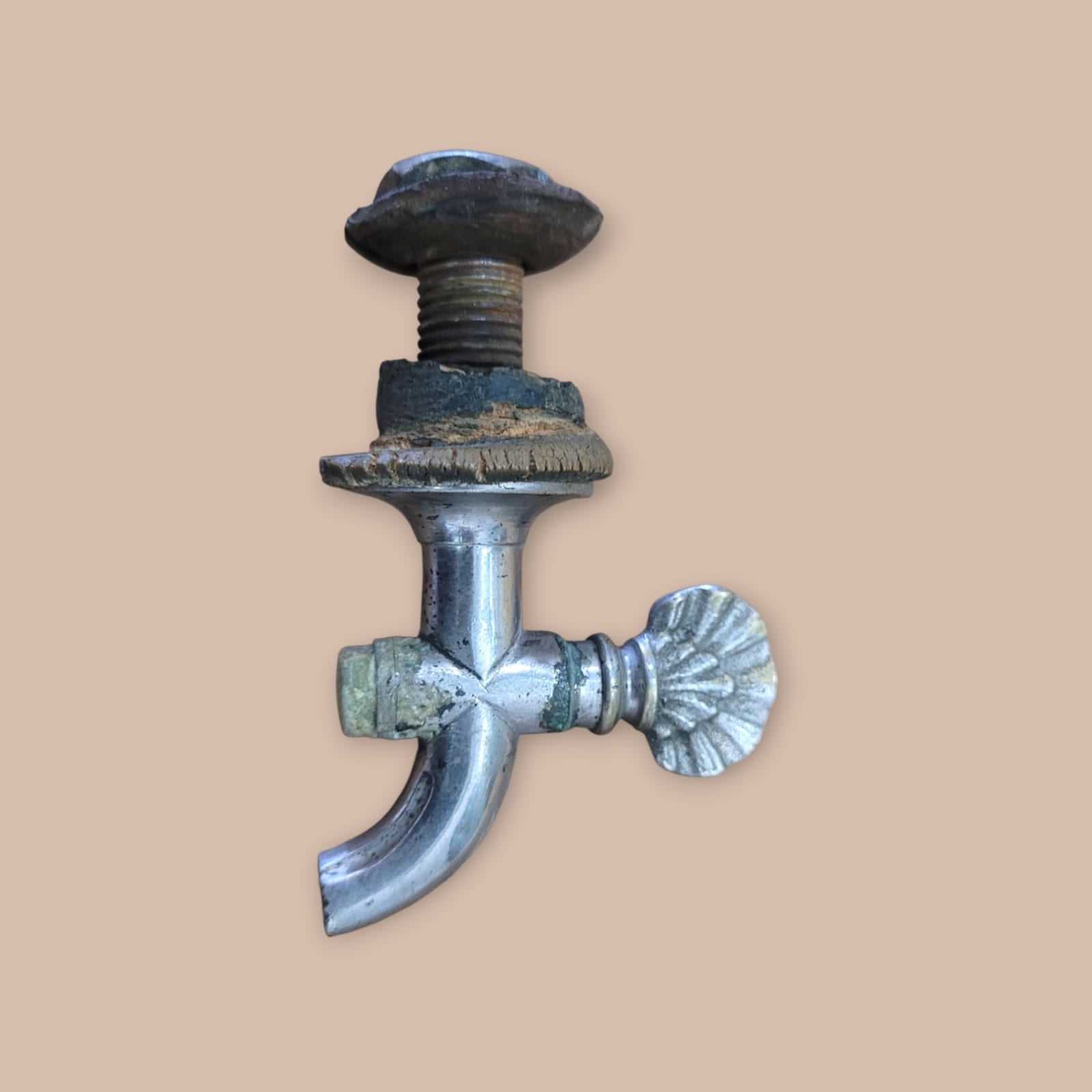 Grifo de aguamanil de colección con acabado metálico envejecido y manija decorativa, perfecto para proyectos de decoración retro.