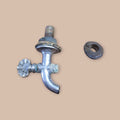 Grifo de aguamanil antiguo desmontado con rosca visible y diseño curvo, pieza única para decoración en estilo rústico o industrial.