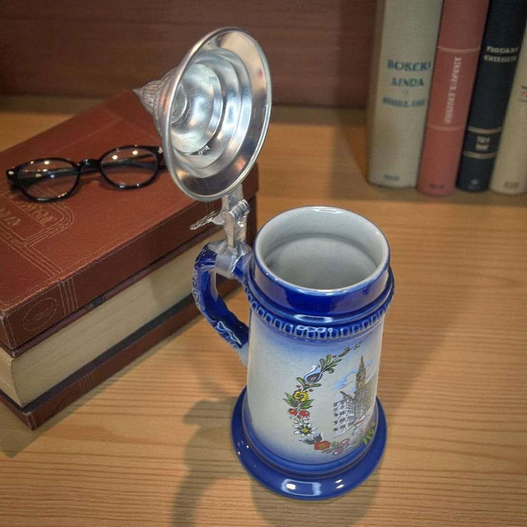 Jarra de cerveza alemana de porcelana con tapa metálica exclusiva, decorada con ilustración de Estrasburgo y flores, ideal para decoración del hogar.