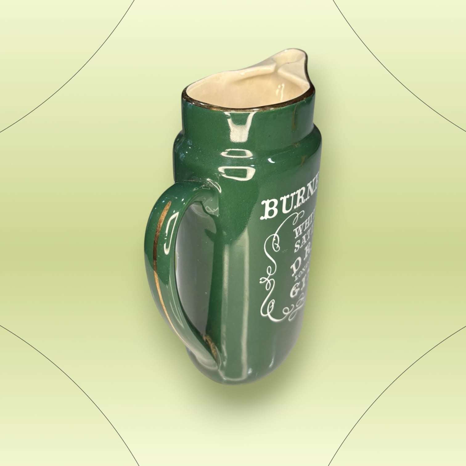 Jarra decorativa Burnett’s White Satin Dry Gin en cerámica verde con asa robusta. Estilo retro para coleccionistas de artículos de bar.