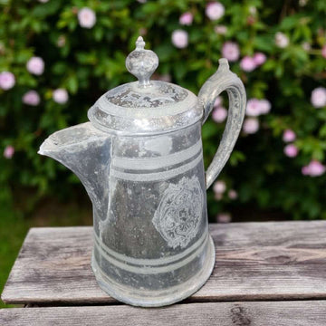 Jarra de Estaño de Peltre antigua con tapa grabada.
