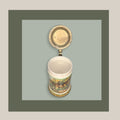 Jarra de cerveza alemana antigua de porcelana con tapa metálica abierta, ideal para decoración vintage en hogar o colección temática.