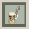 Jarra de cerveza alemana antigua de porcelana con tapa metálica abierta, decorada con escena de caza en bosque. Ideal para decoración vintage.