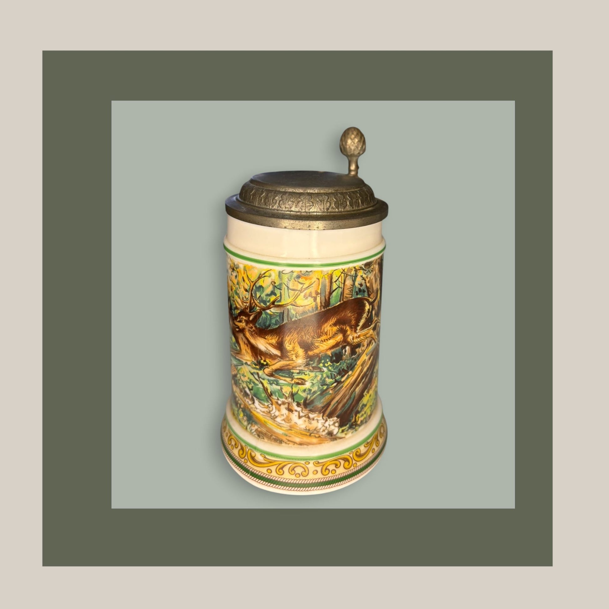 Jarra de cerveza alemana antigua de porcelana con tapa metálica y diseño de ciervo en bosque, ideal para decoración vintage en el hogar.