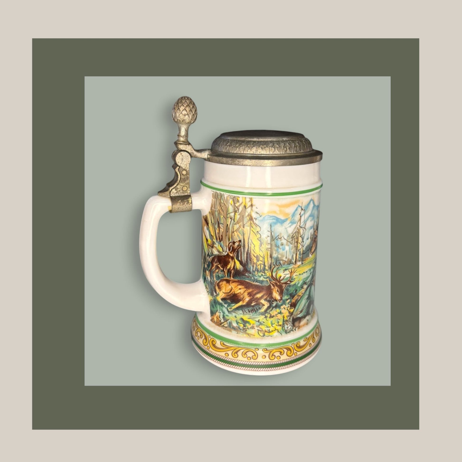 Jarra de cerveza alemana antigua de porcelana con tapa metálica decorada, con escena de ciervos en bosque alpino. Ideal para decoración vintage.