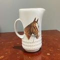 Jarra decorativa Vitrosan de porcelana blanca con ilustración detallada de caballo marrón, perfecta para coleccionistas ecuestres.