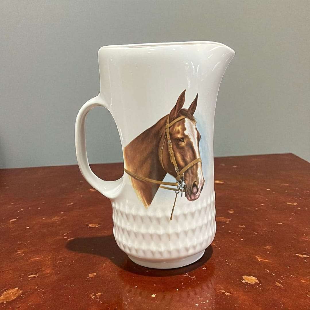 Jarra decorativa Vitrosan de porcelana blanca con ilustración detallada de caballo marrón, perfecta para coleccionistas ecuestres.