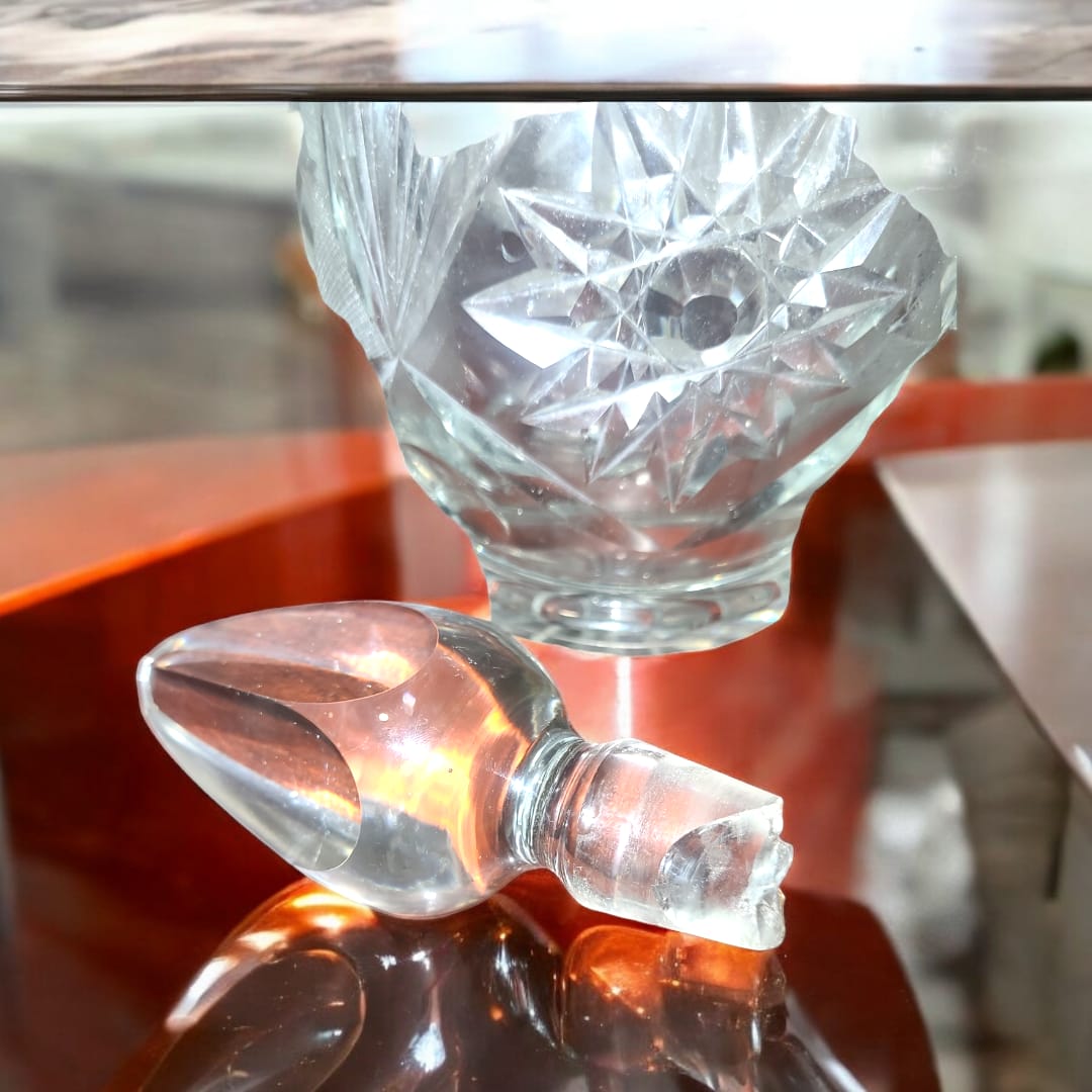 Detalle de la jarra licorera de cristal tallada con diseño de estrella y tapa desmontada, ideal para decoración sofisticada.