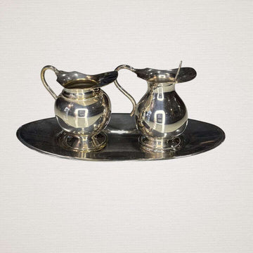 Pareja de jarritas vintage de metal plateado con bandeja