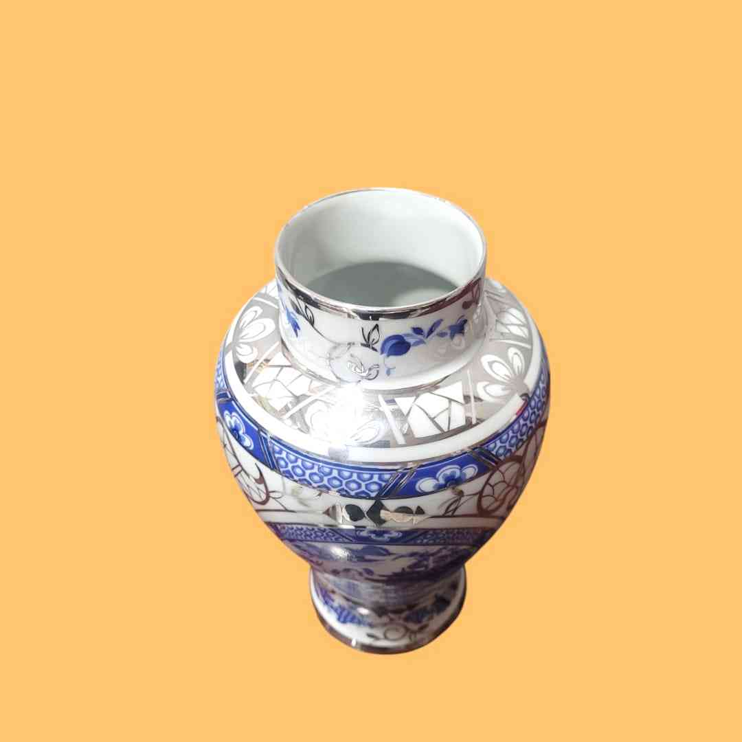 Vista superior de un florero de porcelana azul y blanco exclusivo, mostrando su diseño detallado y acabado brillante.