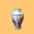 Florero de porcelana azul y blanco pintado a mano con detalles florales y geométricos, perfecto para decoración tradicional.