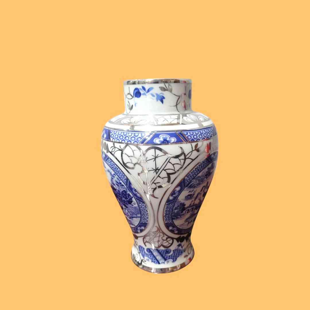 Florero de porcelana azul y blanco pintado a mano con detalles florales y geométricos, perfecto para decoración tradicional.
