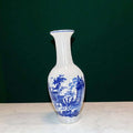 Jarrón de porcelana decorado en azul – vista lateral.