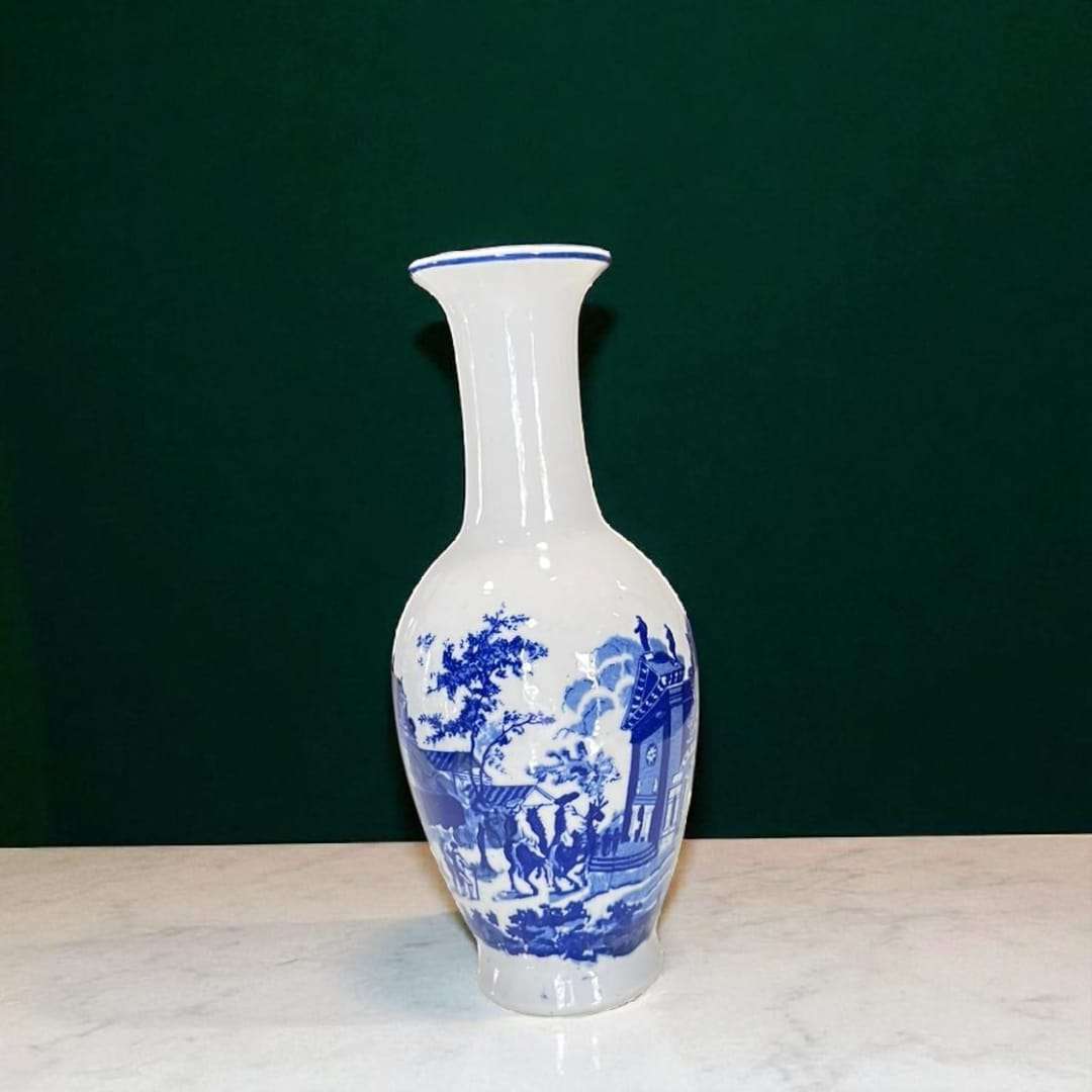 Jarrón de porcelana decorado en azul – vista lateral.