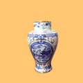 Jarrón de porcelana azul y blanco con diseño oriental y motivos detallados, ideal para embellecer cualquier ambiente.
