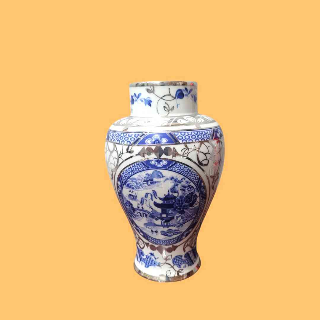 Jarrón de porcelana azul y blanco con diseño oriental y motivos detallados, ideal para embellecer cualquier ambiente.