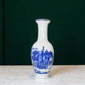 Jarrón de porcelana azul – detalle de escenas pintadas.