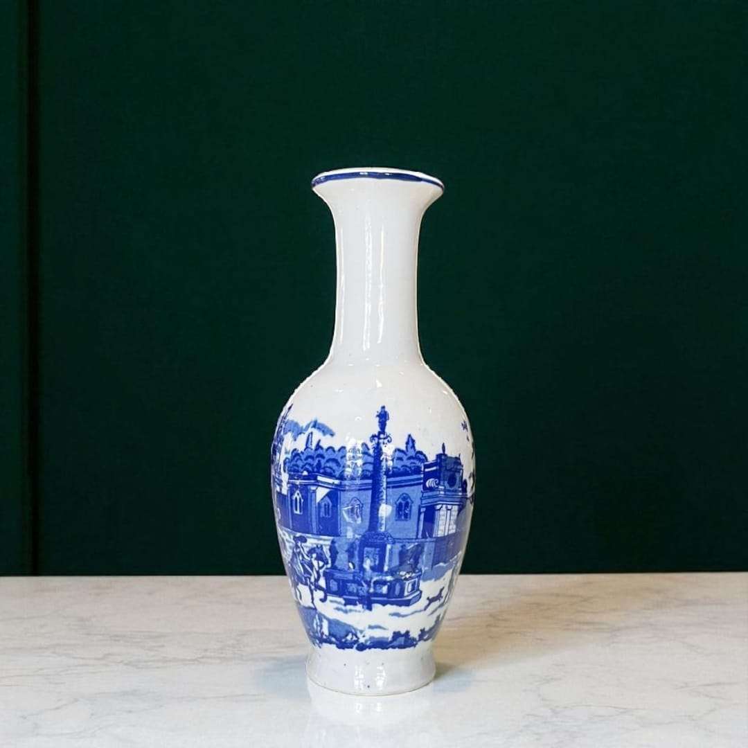 Jarrón de porcelana azul – detalle de escenas pintadas.