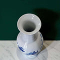 Jarrón de porcelana – vista superior del cuello abierto.