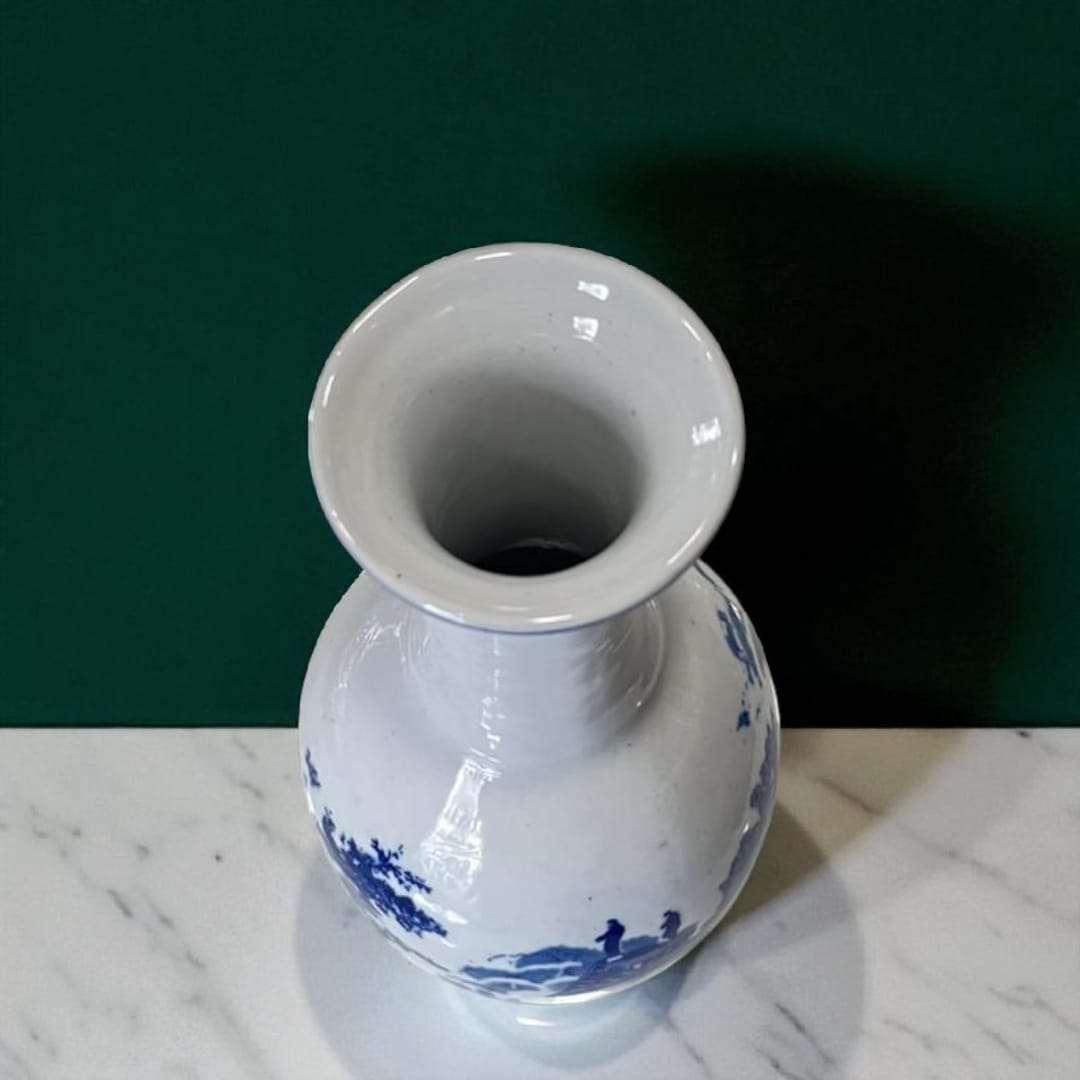 Jarrón de porcelana – vista superior del cuello abierto.
