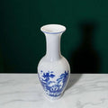 Jarrón antiguo de porcelana azul – detalle lateral derecho.