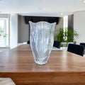 Jarrón de cristal tallado DARO con diseño ondulado, ideal para decoración de interiores en espacios modernos y elegantes del hogar.