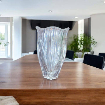 Jarrón de cristal tallado DARO con diseño ondulado, ideal para decoración de interiores en espacios modernos y elegantes del hogar.