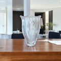 Jarrón de cristal tallado DARO con flor de plata de ley incrustada, pieza decorativa exclusiva para salones y comedores sofisticados.