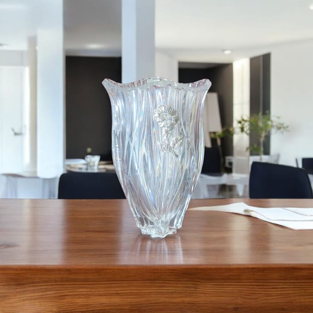 Jarrón de cristal tallado DARO con flor de plata de ley incrustada, pieza decorativa exclusiva para salones y comedores sofisticados.