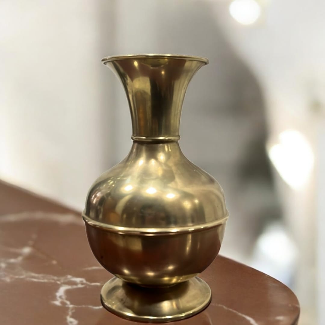 Jarrón de metal clásico con diseño vintage y acabado dorado, perfecto como florero o pieza decorativa para embellecer cualquier ambiente.