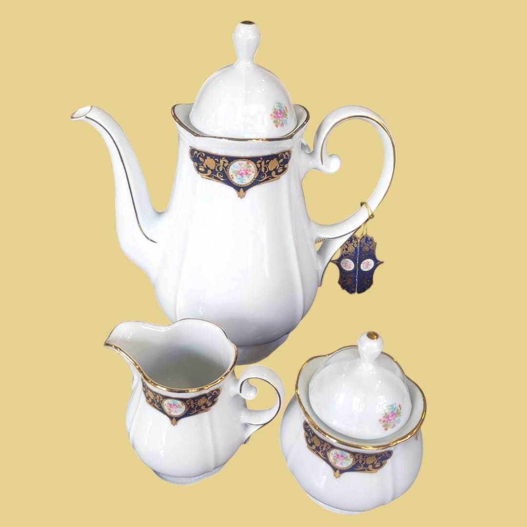Juego de porcelana alemana de Bavaria con cafetera, azucarera y jarra de leche decoradas con detalles florales y bordes dorados. Vajilla de Bavaria, porcelana alemana – Juego completo de 107 piezas ideal para decoración y ocasiones especiales.