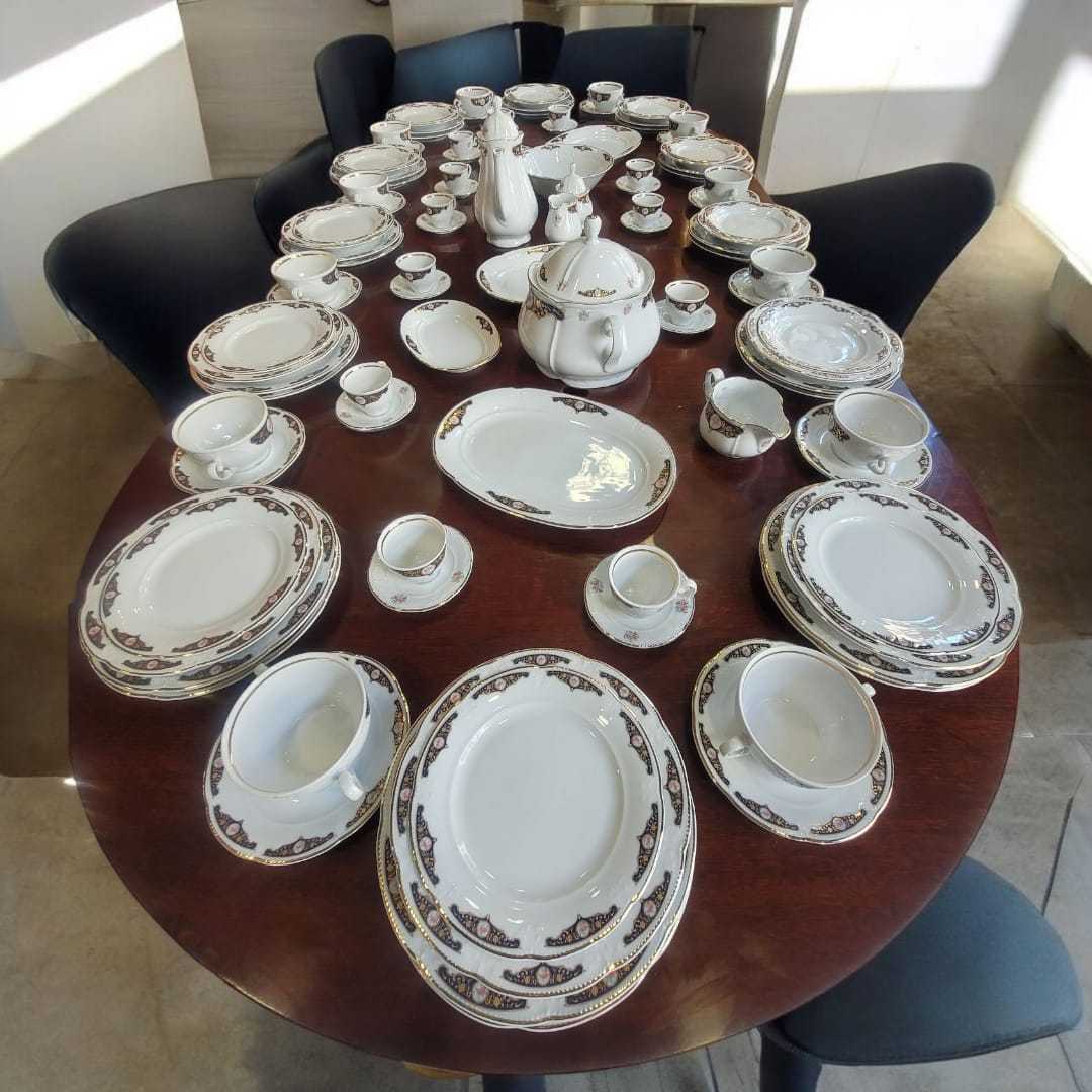 Vajilla de Bavaria, porcelana alemana – Juego completo de 107 piezas dispuesto sobre mesa ovalada. Incluye platos, tazas, bandejas y tetera elegante.