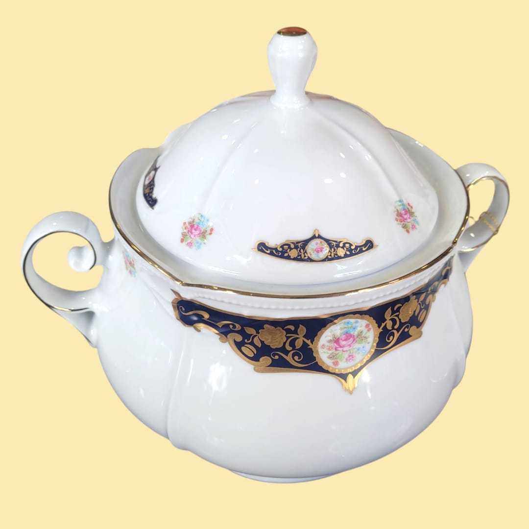 Vajilla de Bavaria, porcelana alemana – Juego completo de 107 piezas con platos, tazas y bandejas sobre mesa de madera. Ideal para decoración elegante.