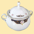 Sopera de porcelana alemana del juego Vajilla de Bavaria, decorada con detalles florales y bordes dorados. Ideal para decoración de mesa elegante.